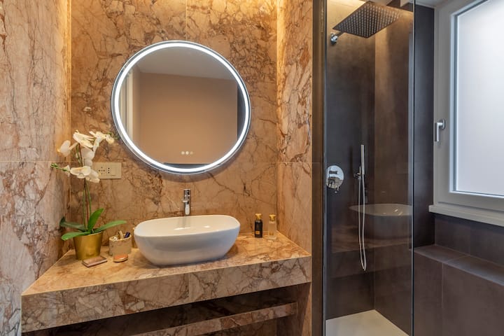 Marble vanity and walk-in shower – Domus Adriana